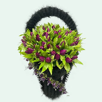 Корзина из искусственных цветов